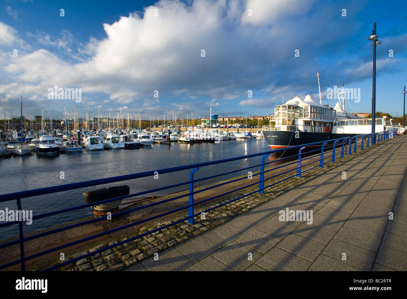 Inghilterra Tyne indossare il Conte di Zetland, ristorante galleggiante in Edward Albert Dock presso il Royal Quays Marina in North Shields Foto Stock