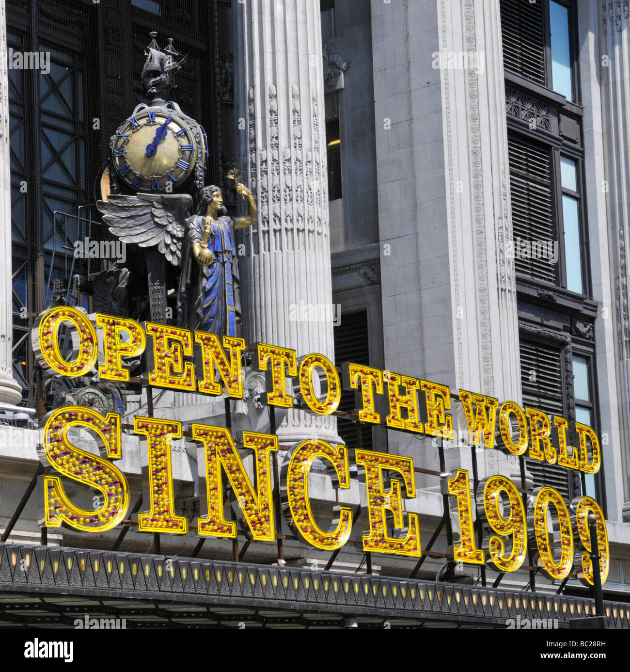 Selfridges grande magazzino un edificio di grado II elencati al dettaglio su Oxford Street segni elettronici sopra l'ingresso 100 orologio commerciale scultura Londra UK Foto Stock