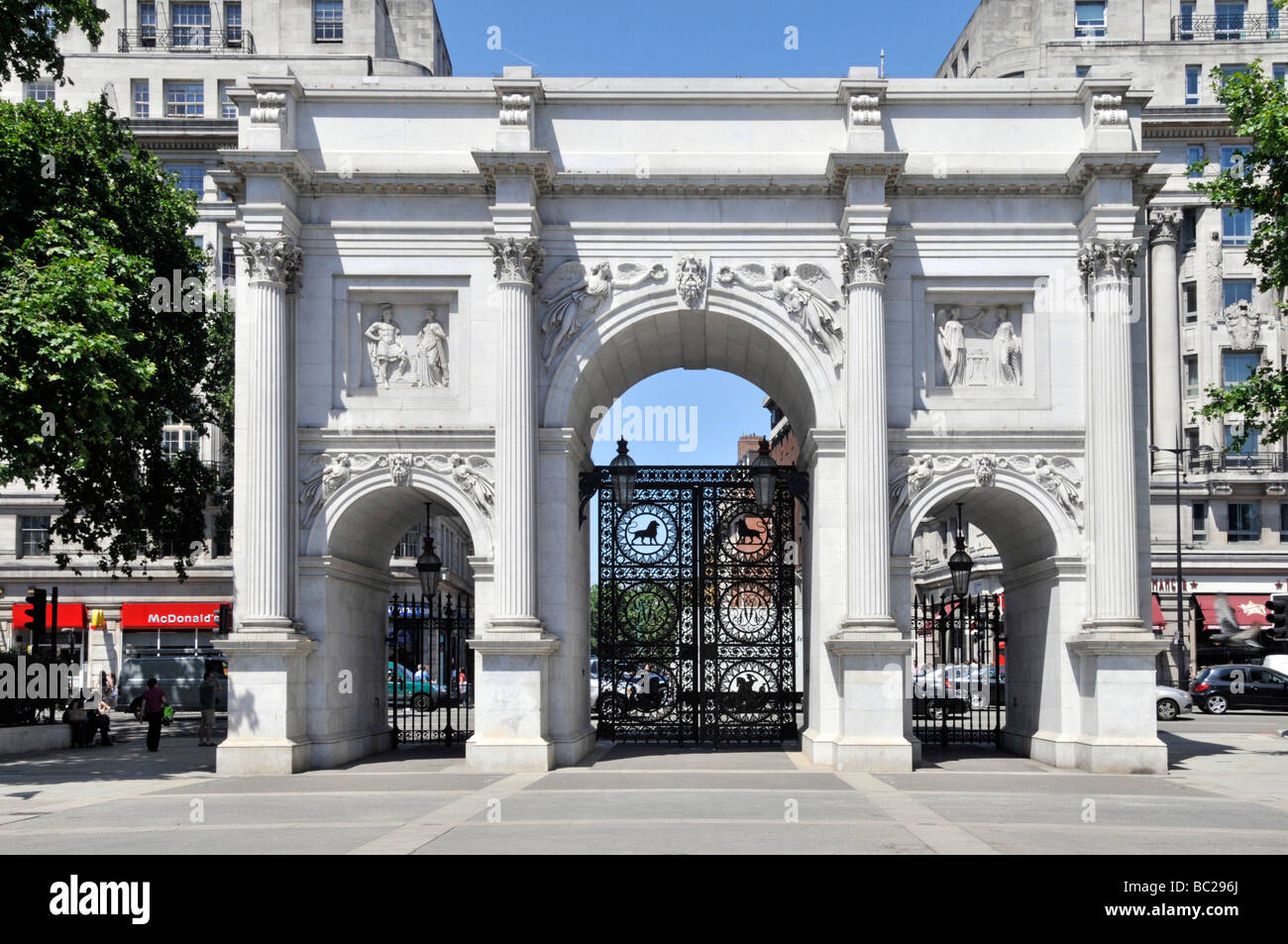 Il Marble Arch e cancelli con Oxford Street al di là Foto Stock