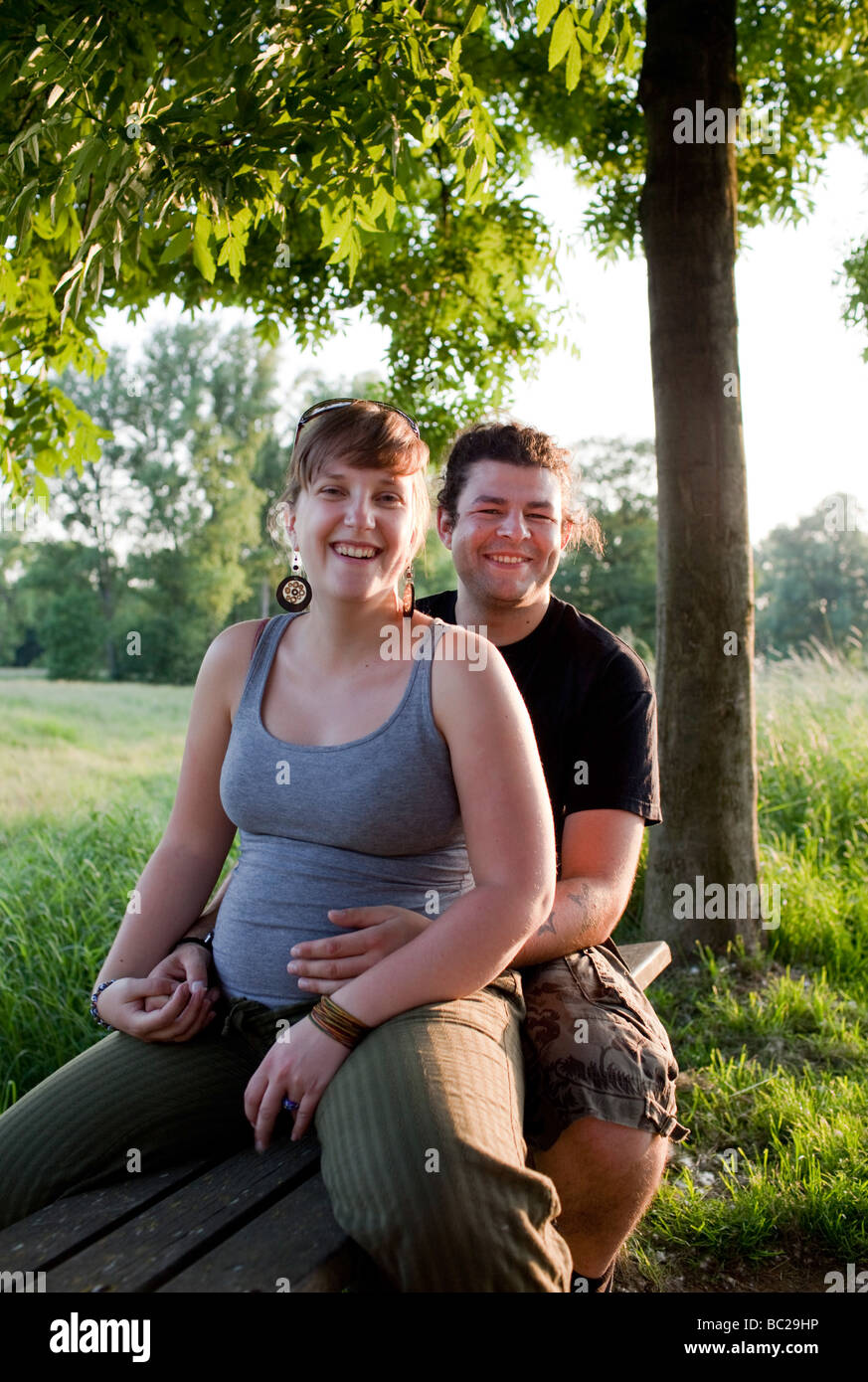 Pregnand giovane donna con il suo fidanzato Foto Stock