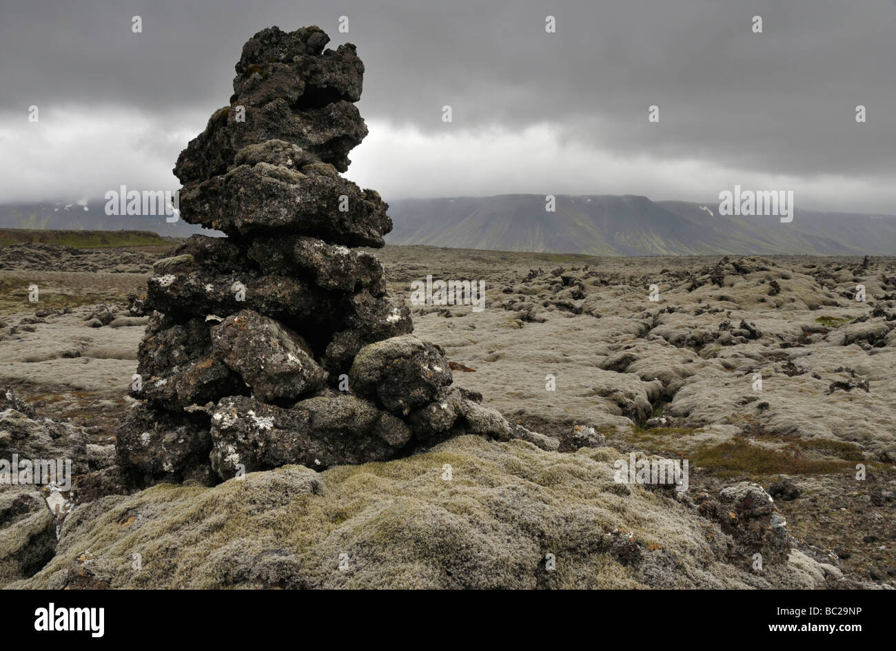 Cairn nel flusso di lava vicino Helgefell penisola di Reykjanes in Islanda Foto Stock