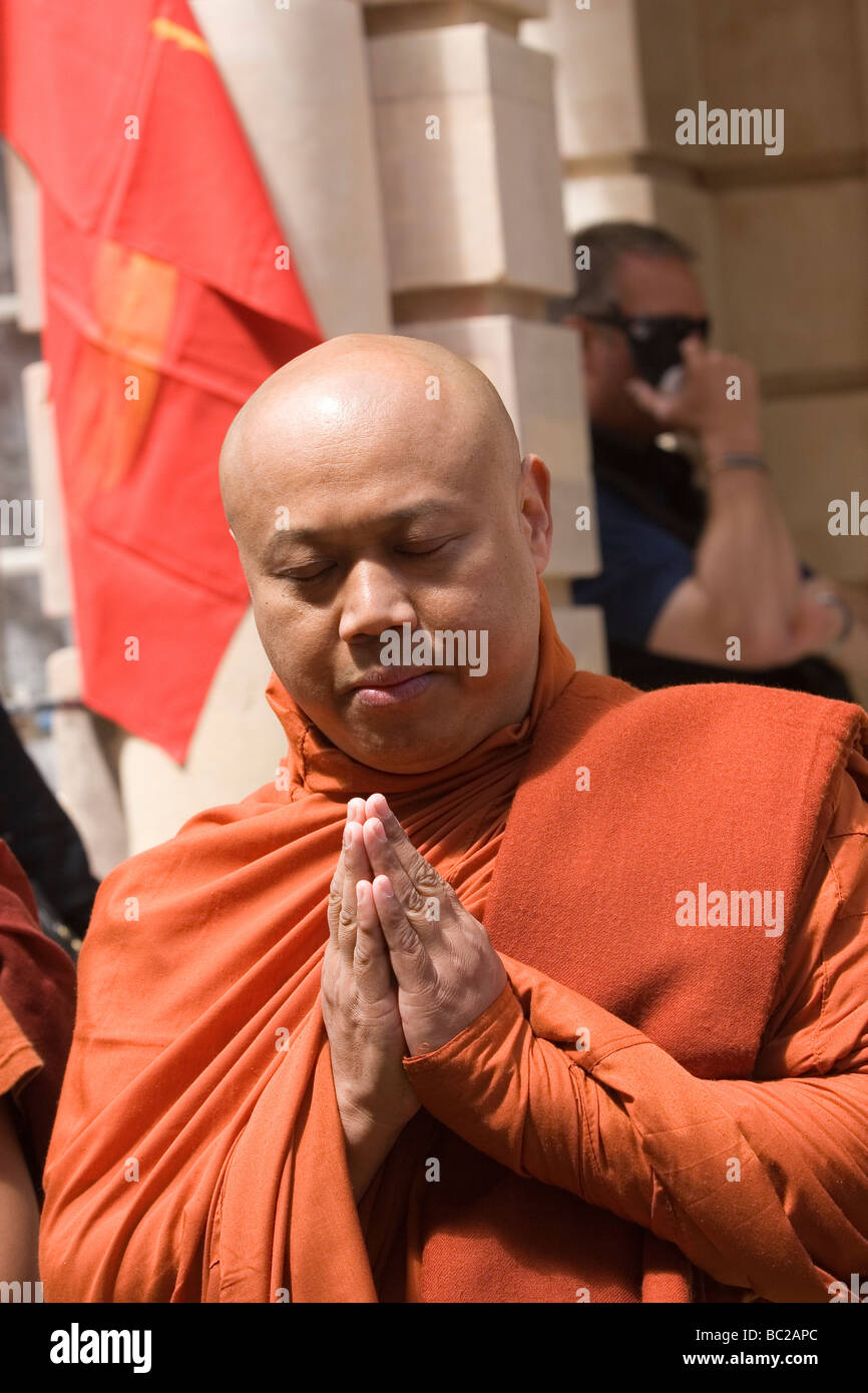 I monaci birmani contrassegnare il compleanno del prigioniero Aung Suu Kyi fuori il birmano ambasciata a Londra Foto Stock