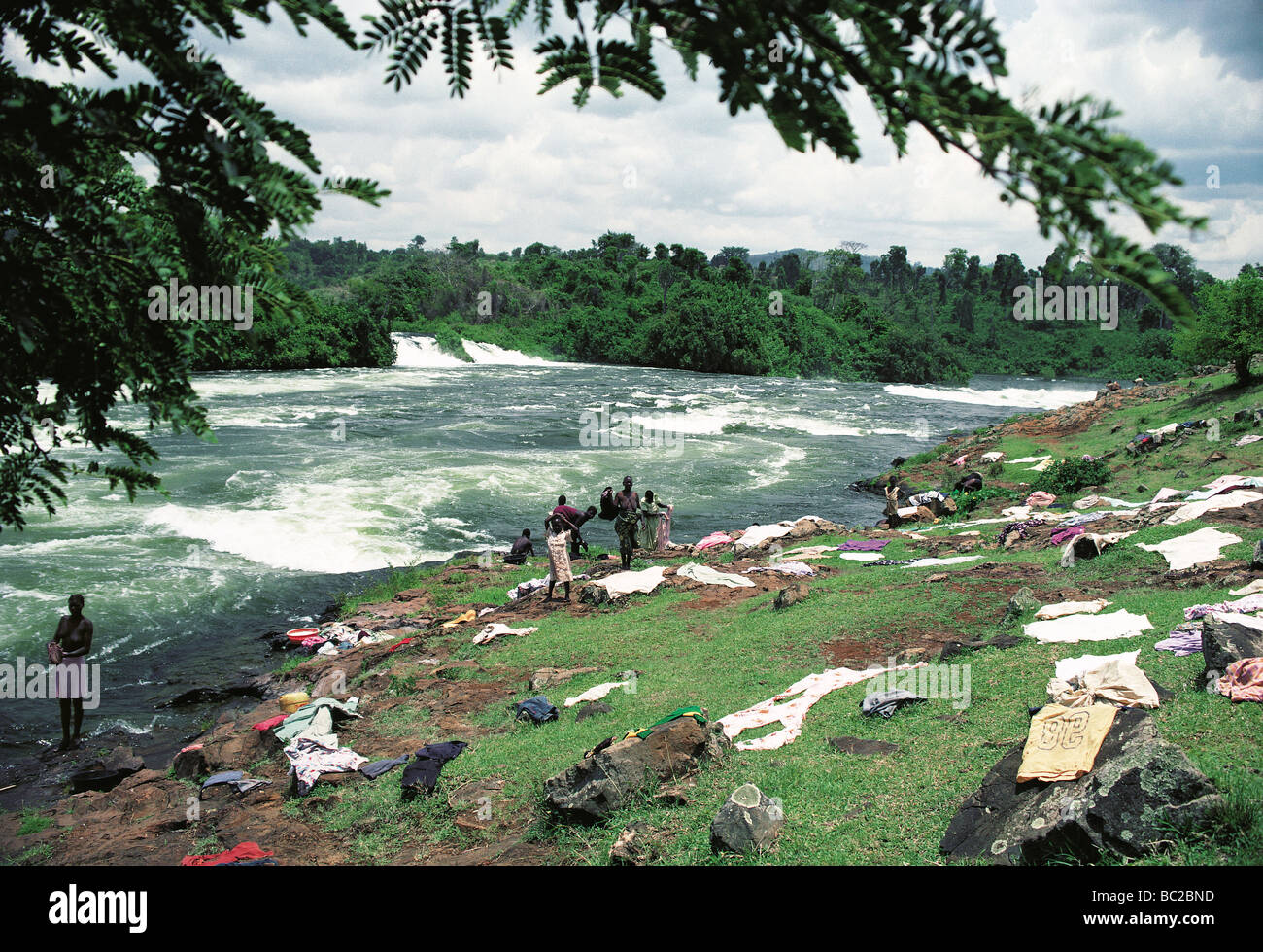 Il lavaggio sparsi sul terreno ad essiccare a lato del fiume Nilo Bujagali Falls Uganda Africa orientale Foto Stock
