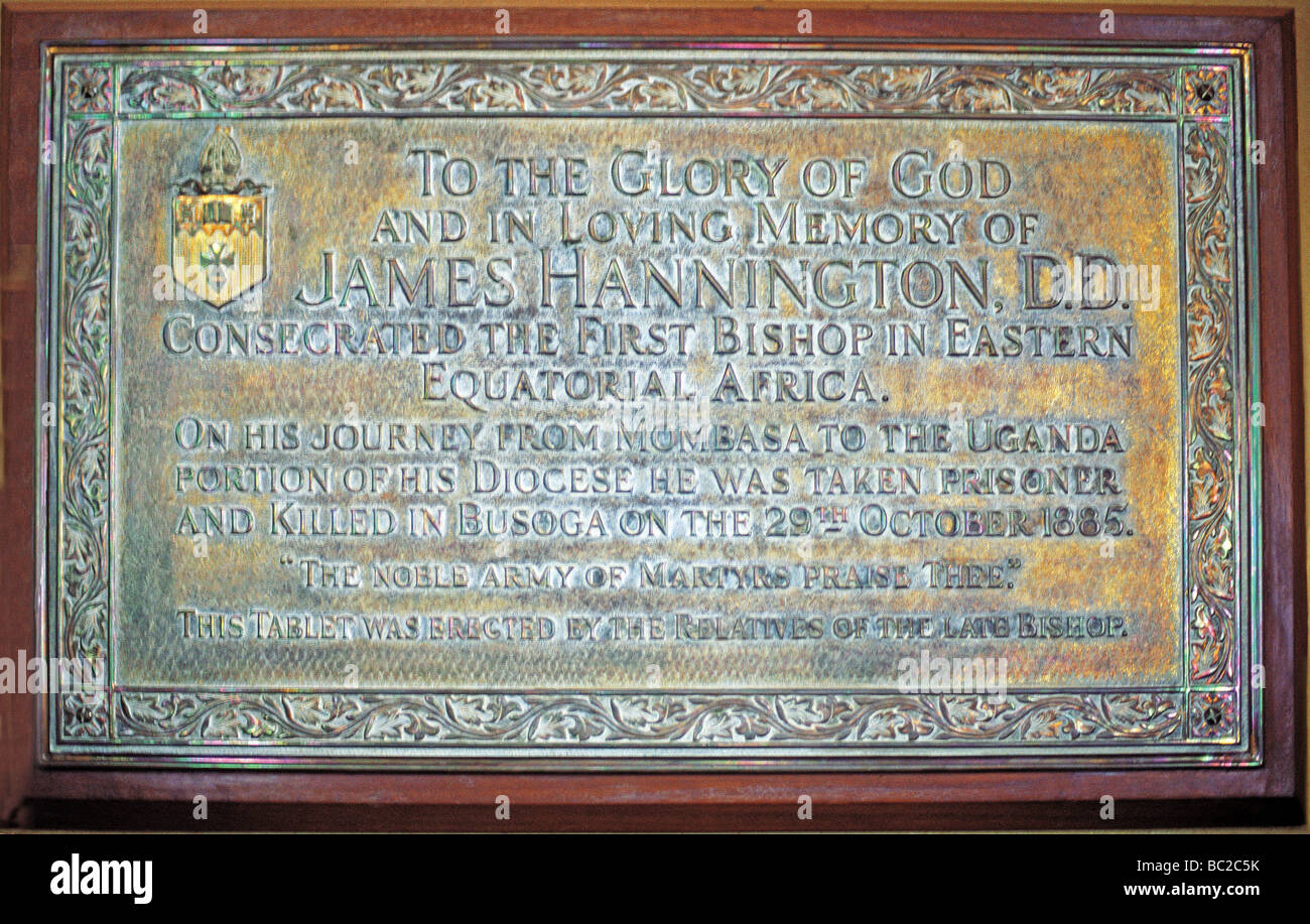 Targa di bronzo a James Hannington un martire Namirembe St Pauls Cattedrale Anglicana a Kampala in Uganda Foto Stock