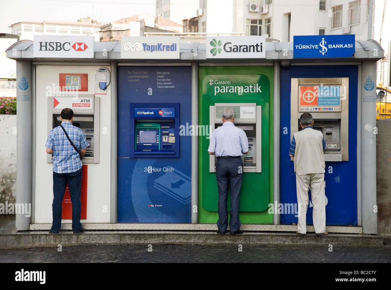 Le persone che usano le macchine di contanti in Istanbul Turchia Foto Stock