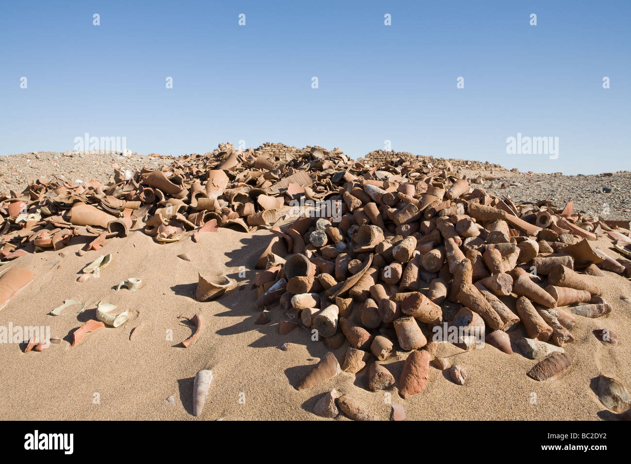 Pile di antichi cocci rotti sul pavimento del deserto a Daydamus Roman Fort nel Deserto Orientale dell Egitto , Africa del Nord Foto Stock