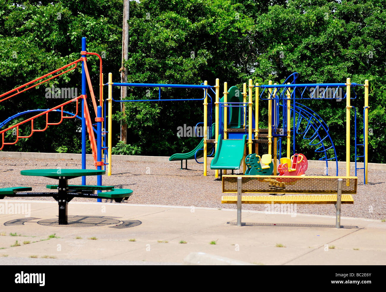 Attrezzature per parchi gioco consistente di una rotatoria e diapositive,vicino a un lago in Oklahoma City, Oklahoma, Stati Uniti d'America. Foto Stock