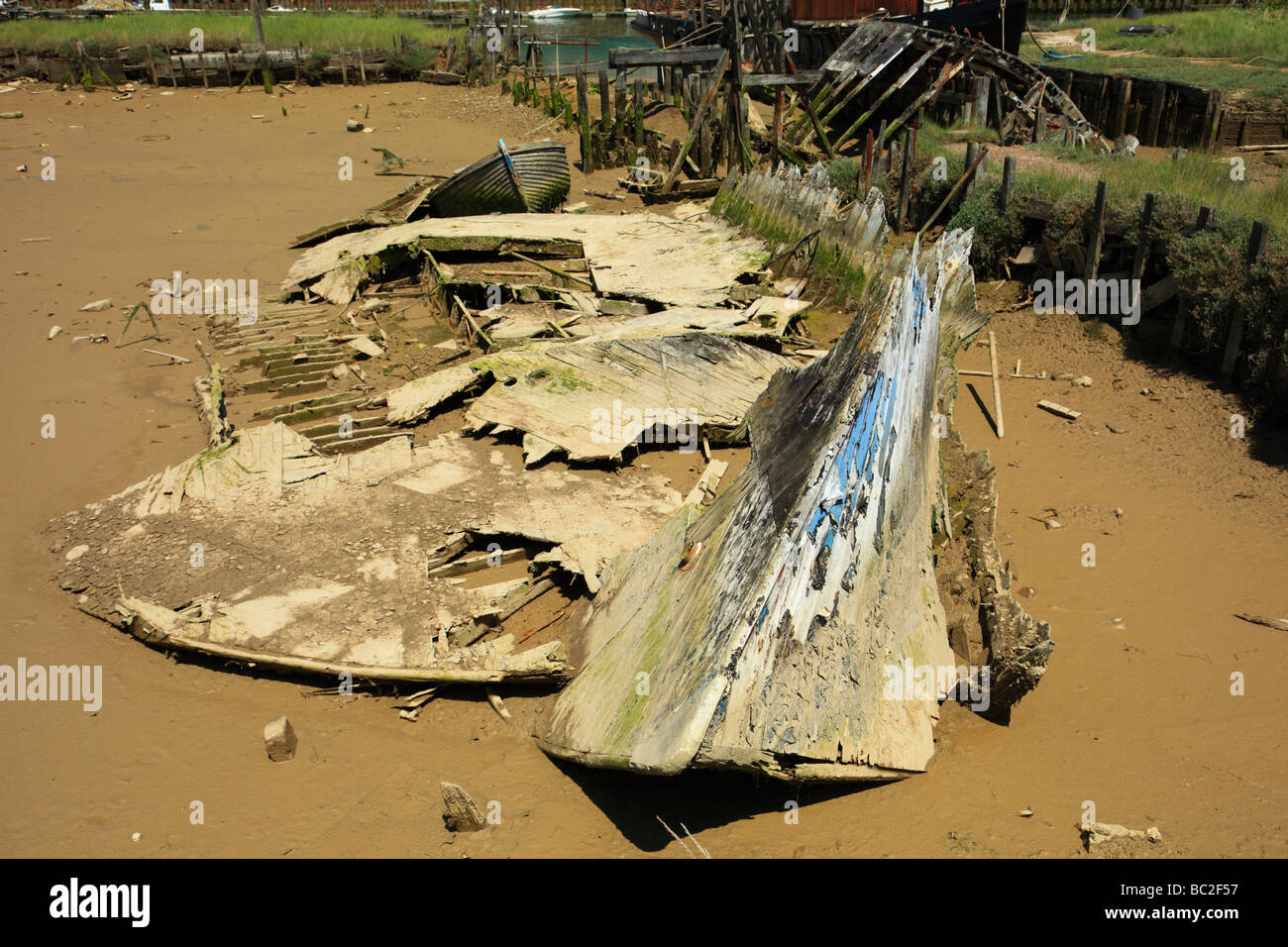 Vecchia barca rimane. Littlehampton, West Sussex, in Inghilterra, Regno Unito. Foto Stock