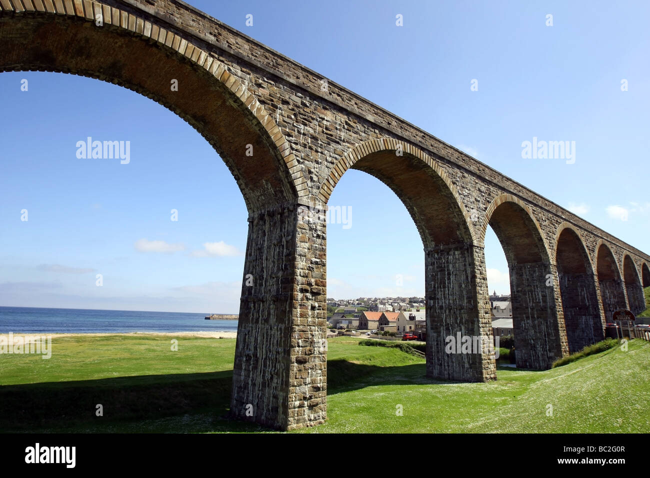 Il vecchio viadotto in disuso nel pittoresco villaggio costiero di Cullen in Aberdeenshire, Scotland, Regno Unito Foto Stock
