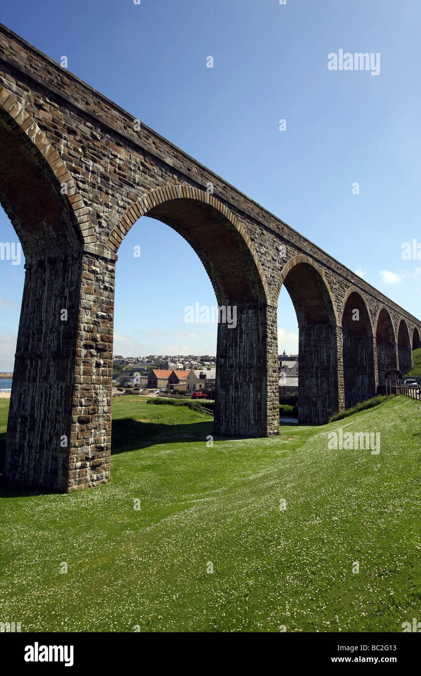 Il vecchio viadotto in disuso nel pittoresco villaggio costiero di Cullen in Aberdeenshire, Scotland, Regno Unito Foto Stock