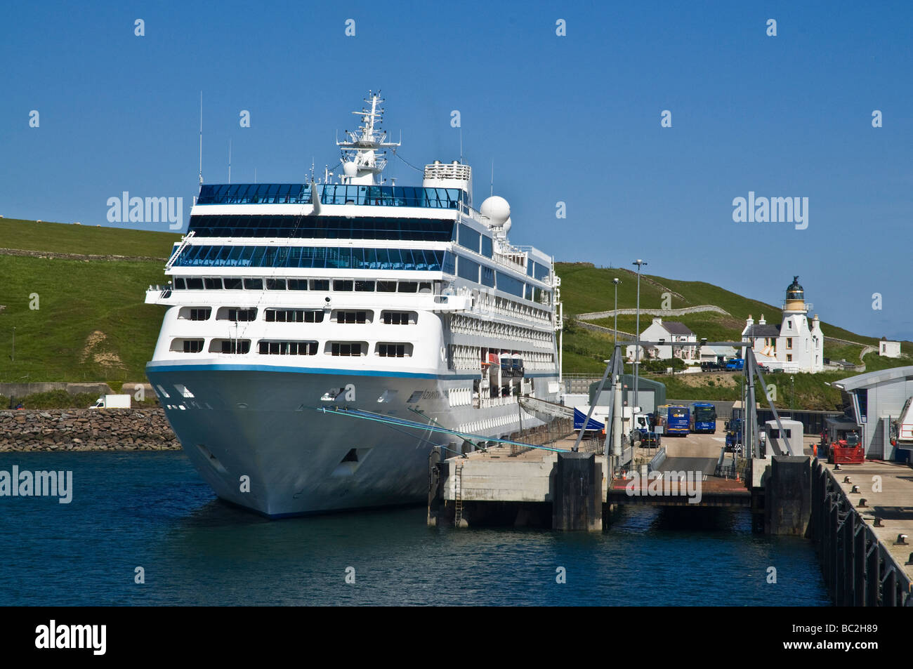 Dh SCRABSTER CAITHNESS passeggero crociera Azamara viaggio ancorata nave porto scozia viaggio Foto Stock