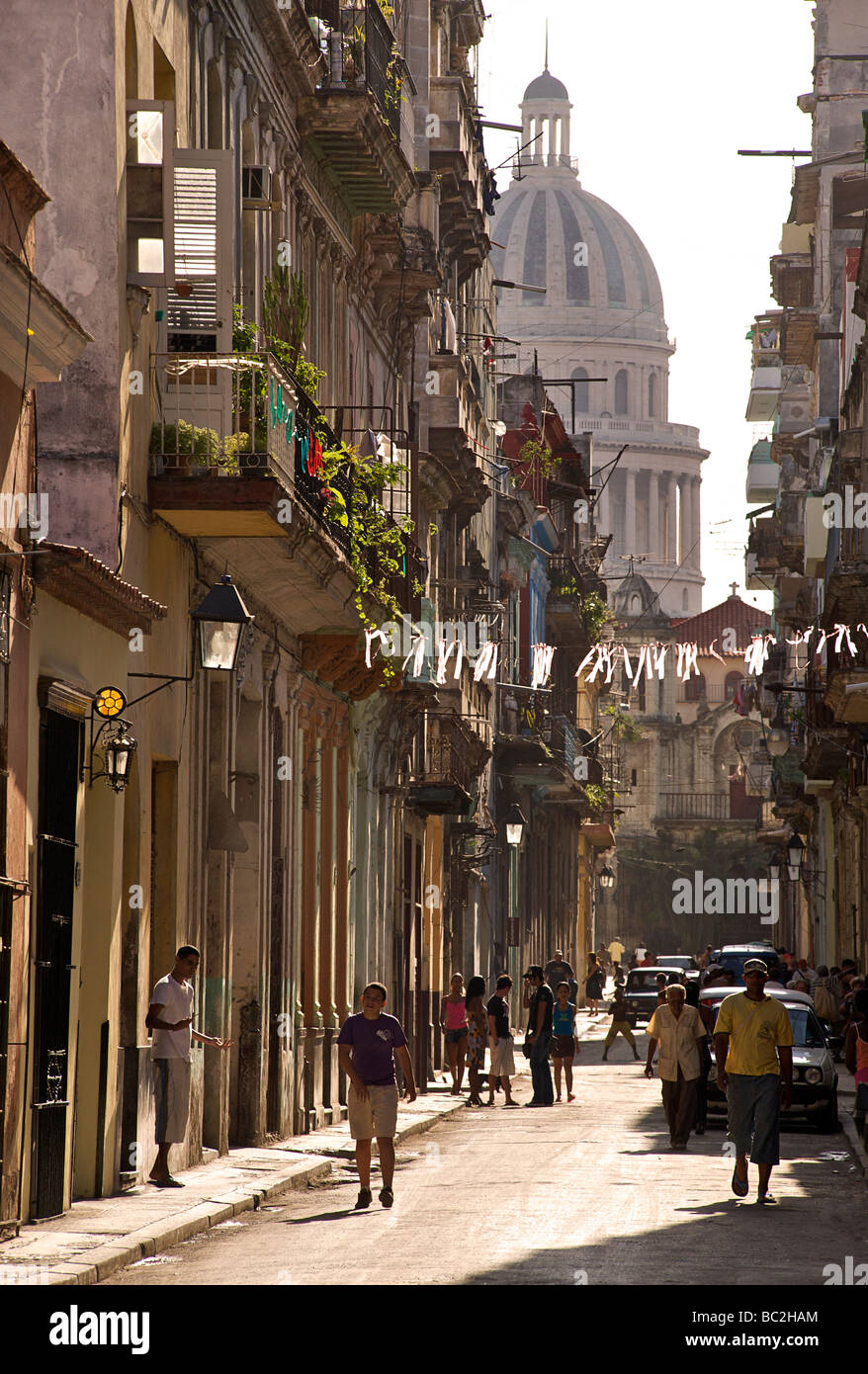 Strada urbana scena nella Habana Vieja, Old Havana, Cuba. Vista verso il Capitolio Foto Stock