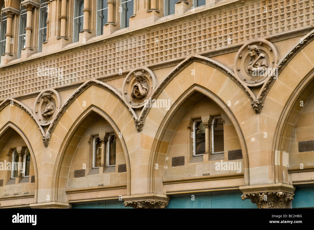 dh Borsa NELSON MANDELA PLACE GLASGOW scolpito statue Muro raffigurante Building Engineering Mining città masonary Foto Stock