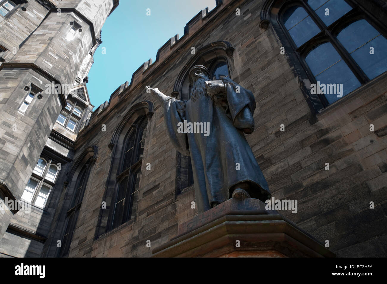 Una statua di John Knox, situato all'interno del cortile della General Assembly Hall della Chiesa di Scozia, Edimburgo Foto Stock