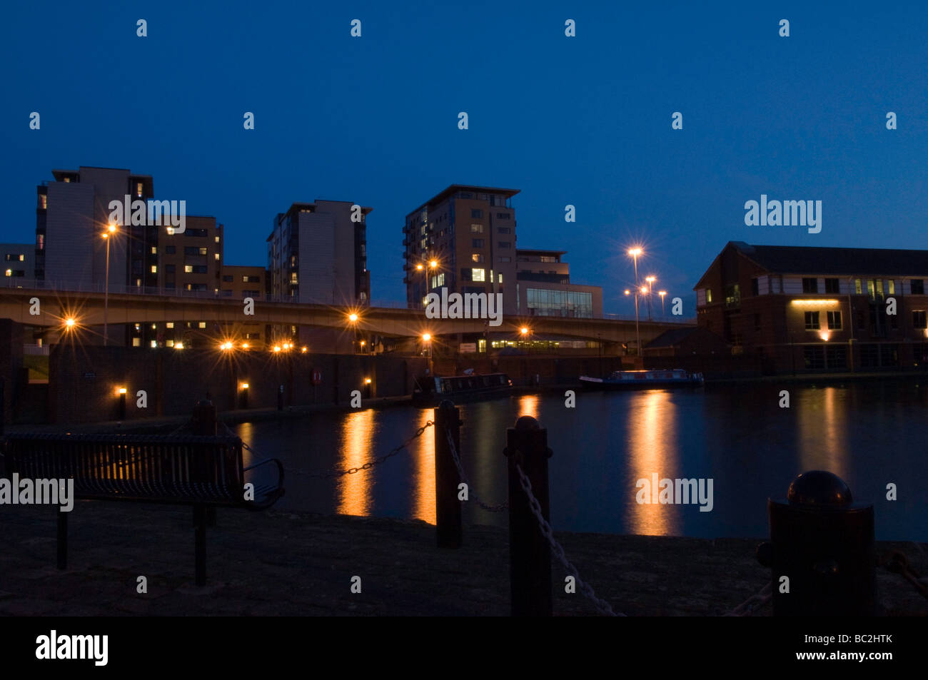 Nuovi edifici dal covone Quay al crepuscolo Foto Stock