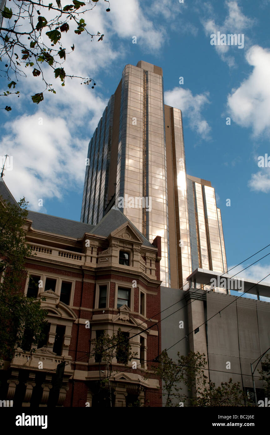 Vecchi e nuovi edifici su Collins Street, Melbourne, Victoria, Australia Foto Stock