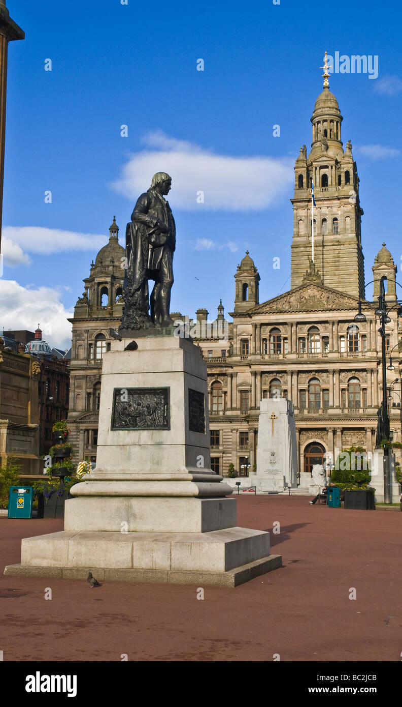 dh City Chambers GEORGE SQUARE GLASGOW Robert Burns robbie rabbie statua di George Square e City Chambers scozia personaggi storici del poeta scozzese Foto Stock