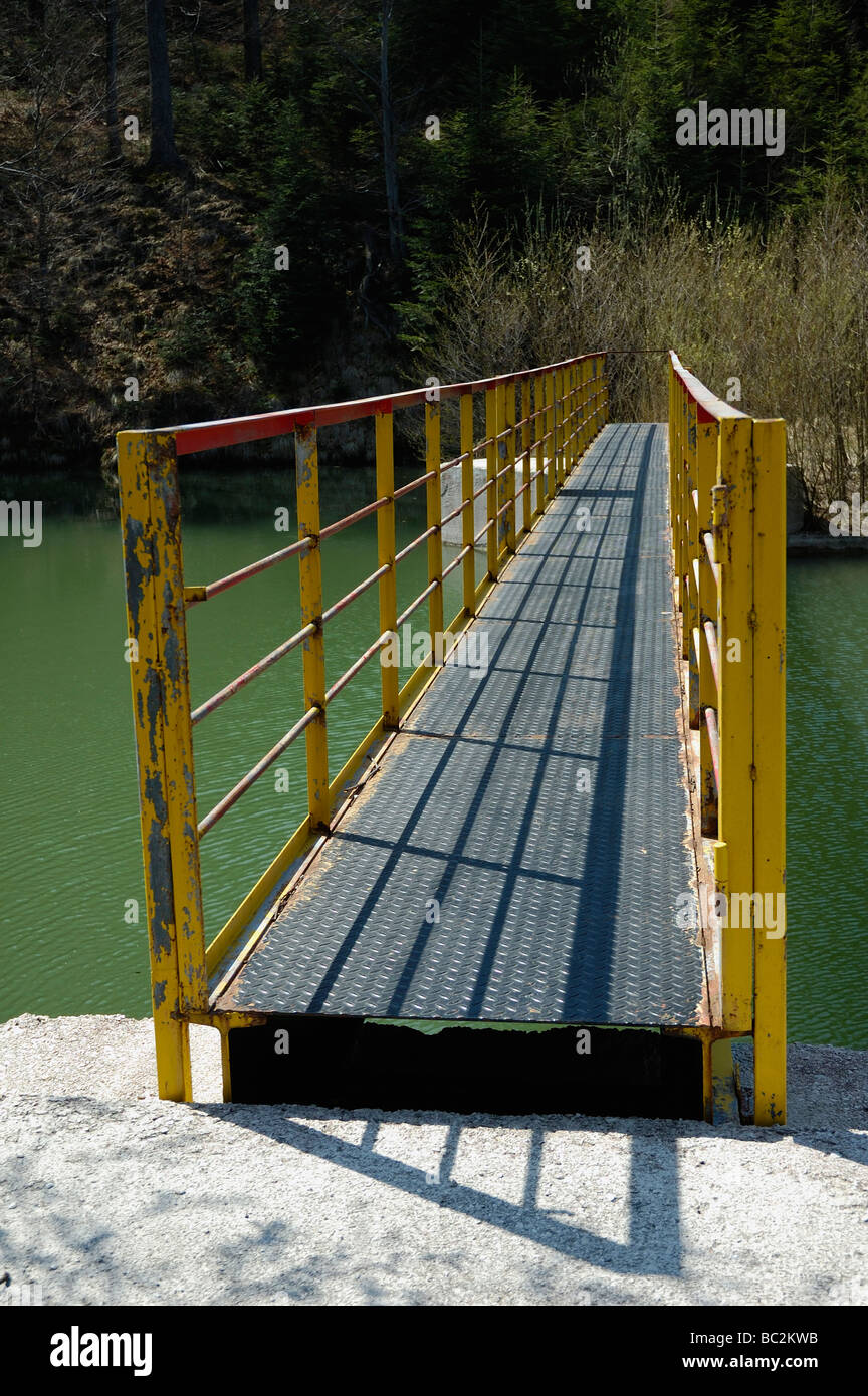 Acciaio passerella sul canale del fiume Foto Stock