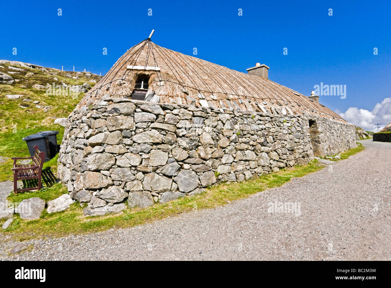 Gearrannan nero della casa di villaggio al Carloway sulla costa atlantica dell'isola di Lewis nelle Ebridi Esterne della Scozia Foto Stock