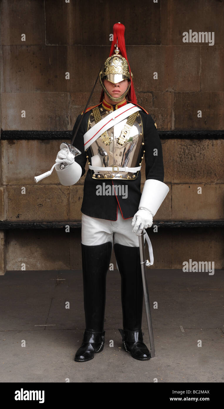 Trooper della cavalleria della famiglia dell'esercito britannico a sorvegliare la Horse Guards in London Inghilterra England Foto Stock