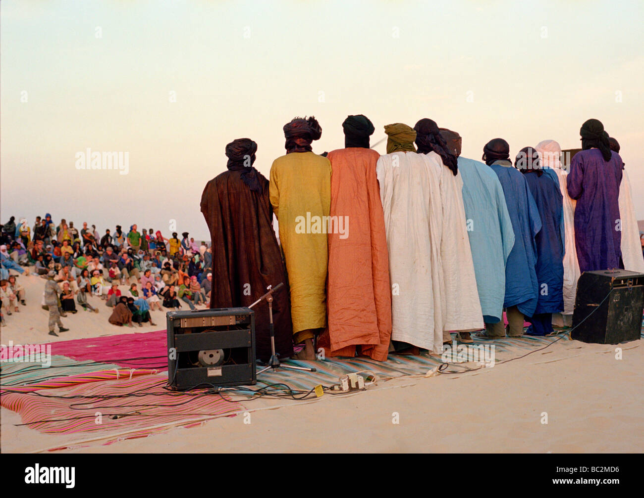 Nomads canto nel deserto del Sahara mali africa music festival crepuscolo e dune di sabbia color abstract Foto Stock