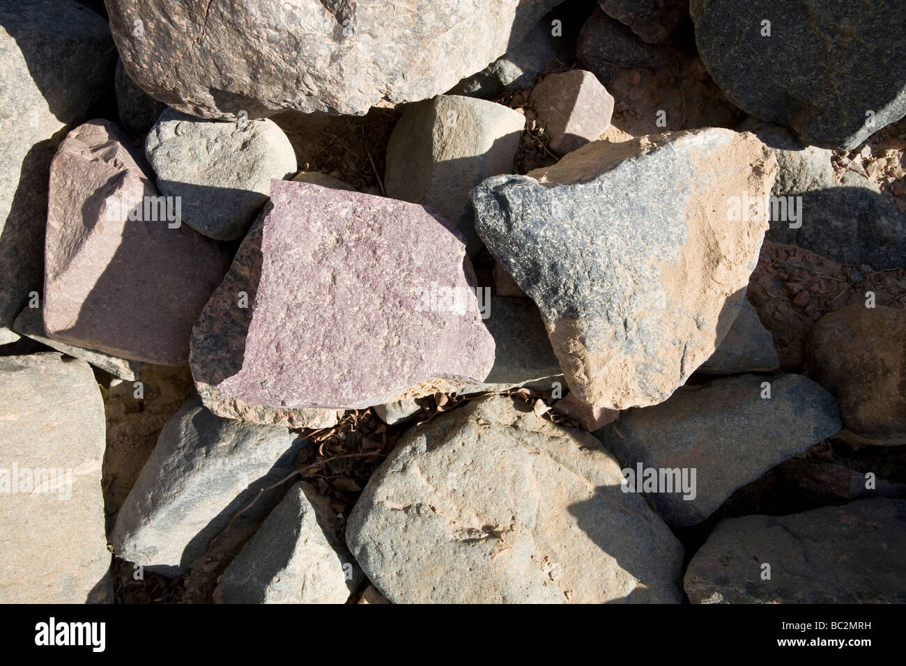 Porfido imperiale nel suo stato naturale nella zona di Mons Porphyrites, Gebel Dokhan, il Deserto Orientale, Mar Rosso Colli di Egitto Foto Stock