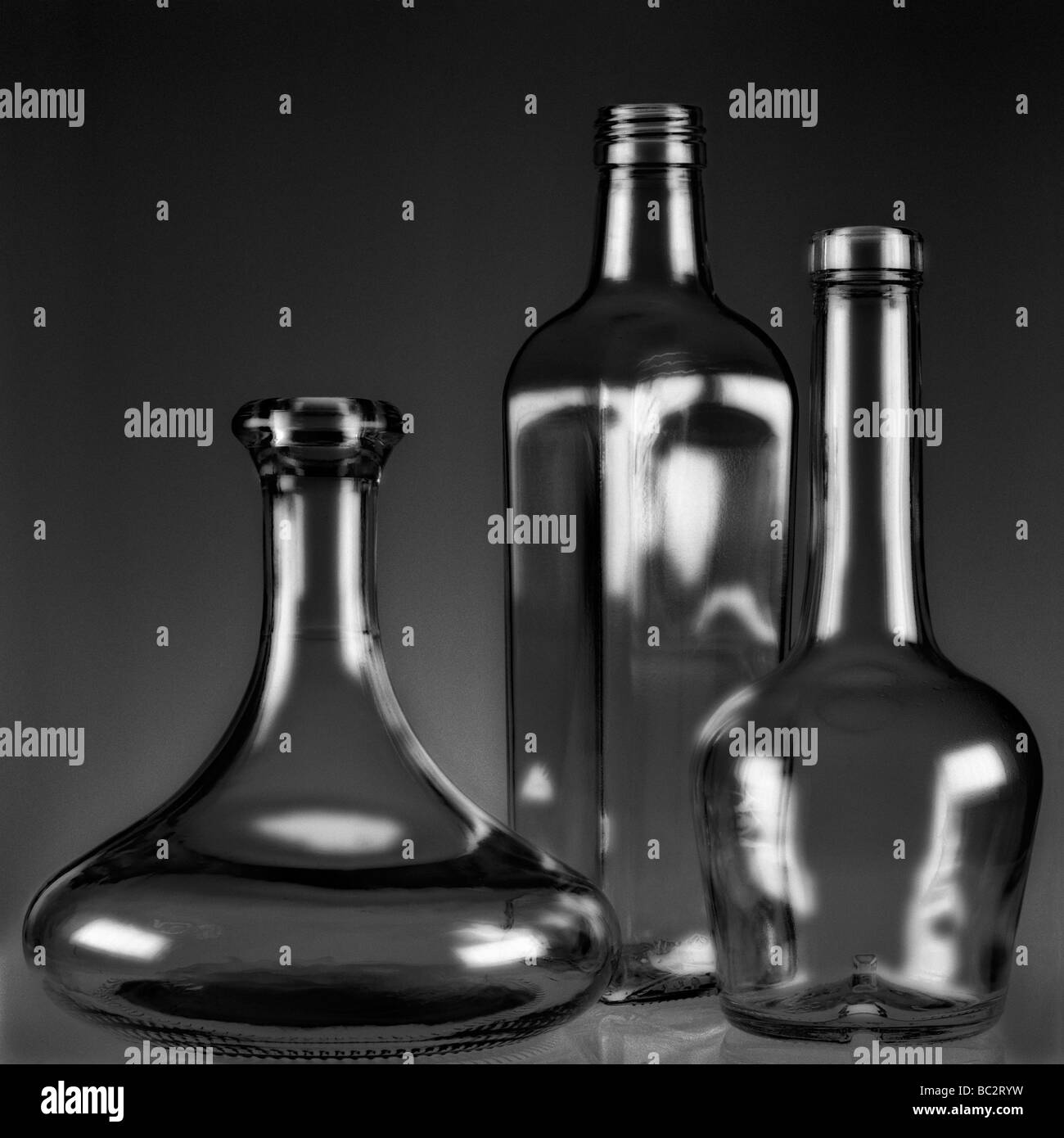 Cancellare le bottiglie di vetro in bianco e nero Foto Stock