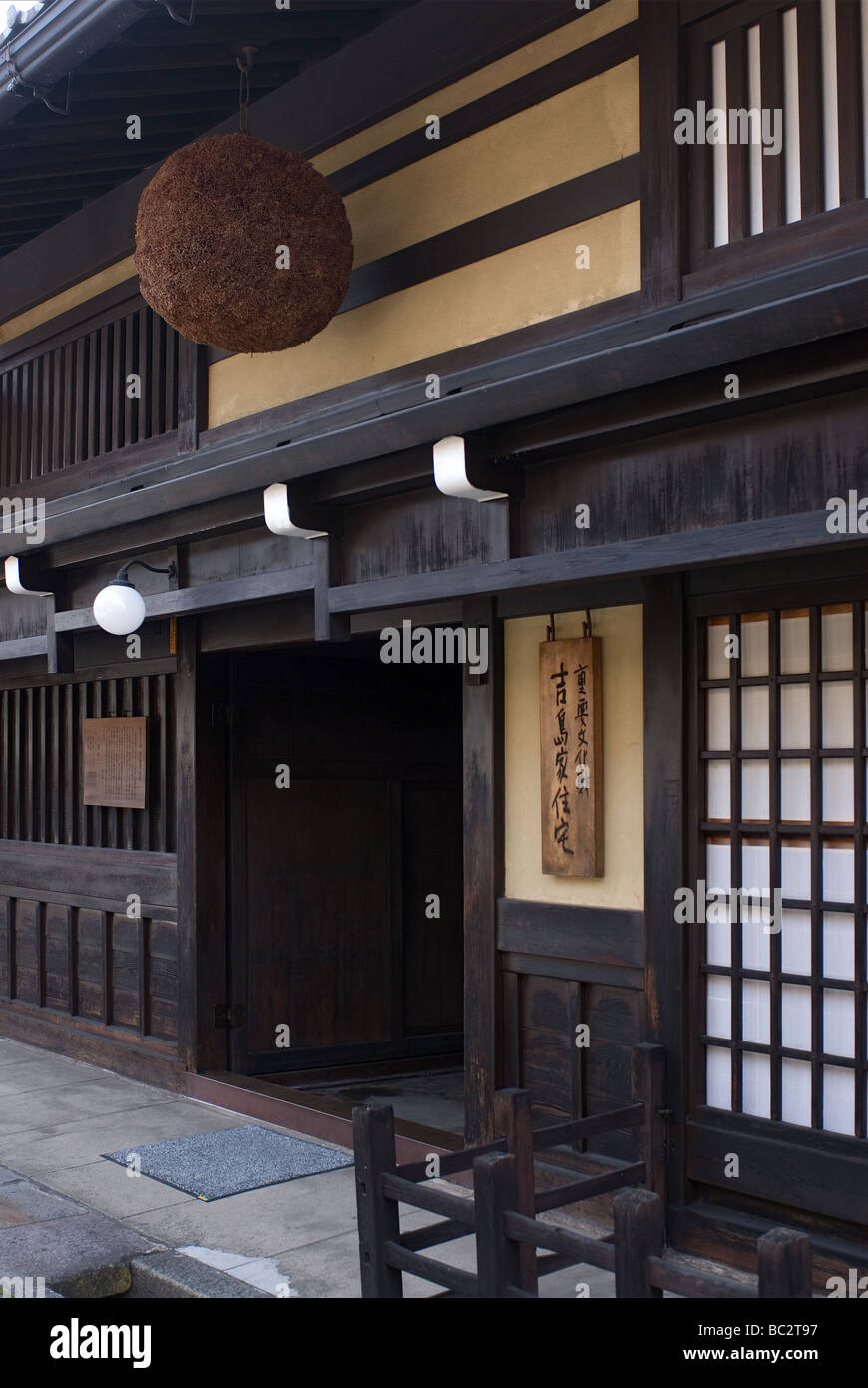 Lo storico patrimonio Yoshijima House a Takayama era una ex fabbrica di birra sake come prova da appendere la sfera di cedro o sugidama Foto Stock