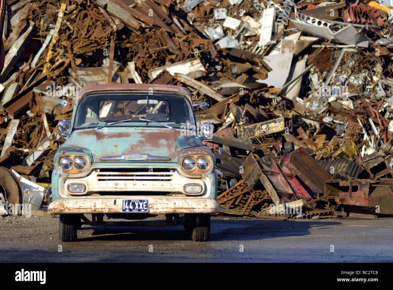 1958 Chevrolet Apache Fleetside. Il classico Muscle Truck V8 americano si trova in un cantiere di recupero dei metalli. La vista anteriore mostra i fari e la griglia Foto Stock