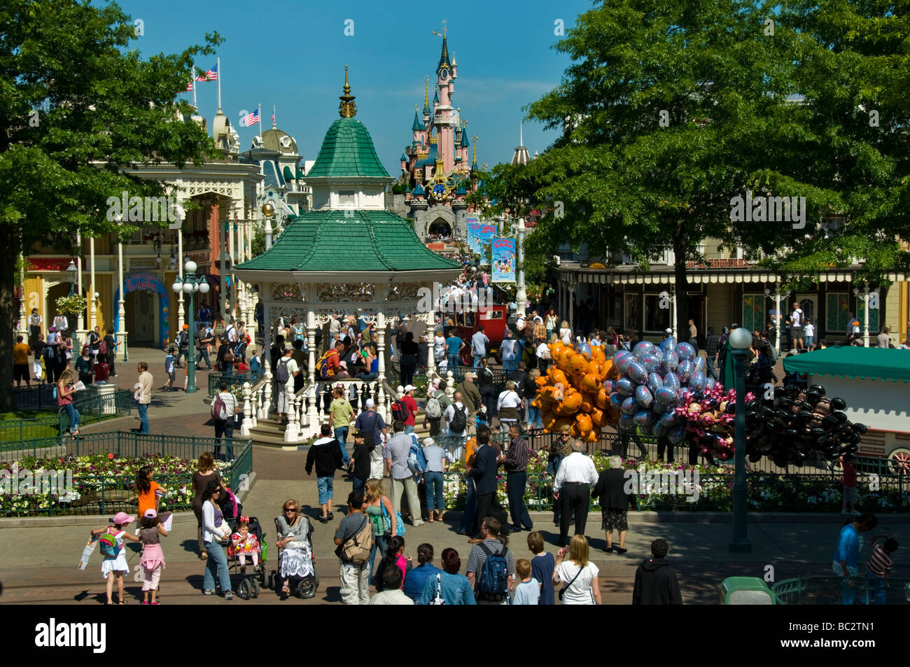 Francia, Parchi a tema, numerosa folla di persone che visitano Disneyland Paris, Panoramica generale, visita alla "Main Street USA" Attraction Foto Stock