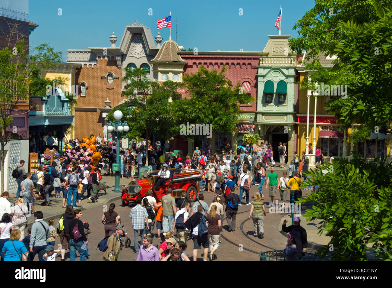 Francia, parchi a tema, le persone in visita a Disneyland Parigi, panoramica, Folla su 'Main Street' attrazione Foto Stock