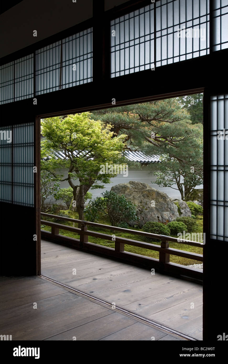 Guardando dall'interno attraverso aprire shoji schermate per il verde giardino paesaggistico fuori al Tempio di Nanzenji in Kyoto Foto Stock