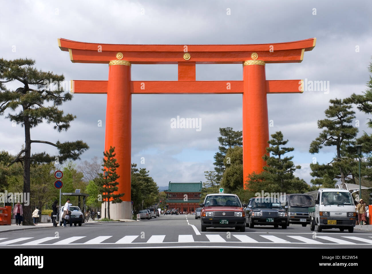Il più grande torii gate in Giappone è di circa 500 metri di fronte gli Heian Jingu a Kyoto con una corsa su strada al di sotto Foto Stock