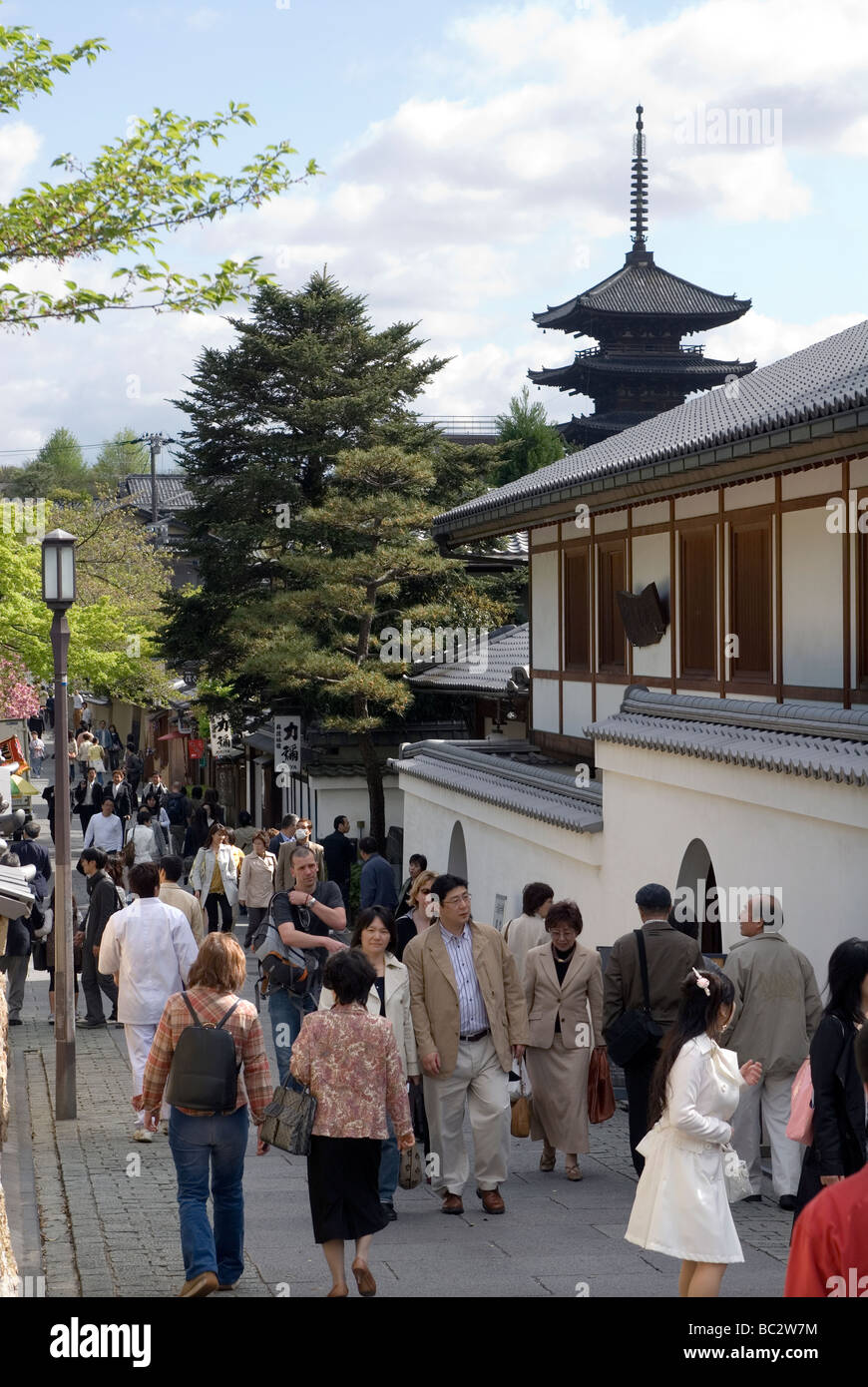 I turisti affollano il ciottolo backstreet noto come Nenenomichi in Higashiyama Colli orientali del distretto di Kyoto Foto Stock