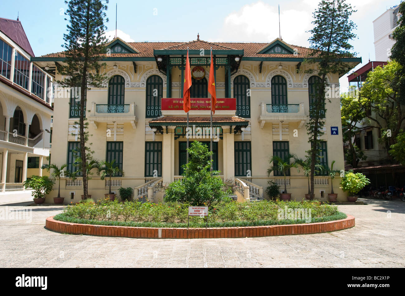 Classica architettura coloniale Hanoi in Vietnam Foto Stock