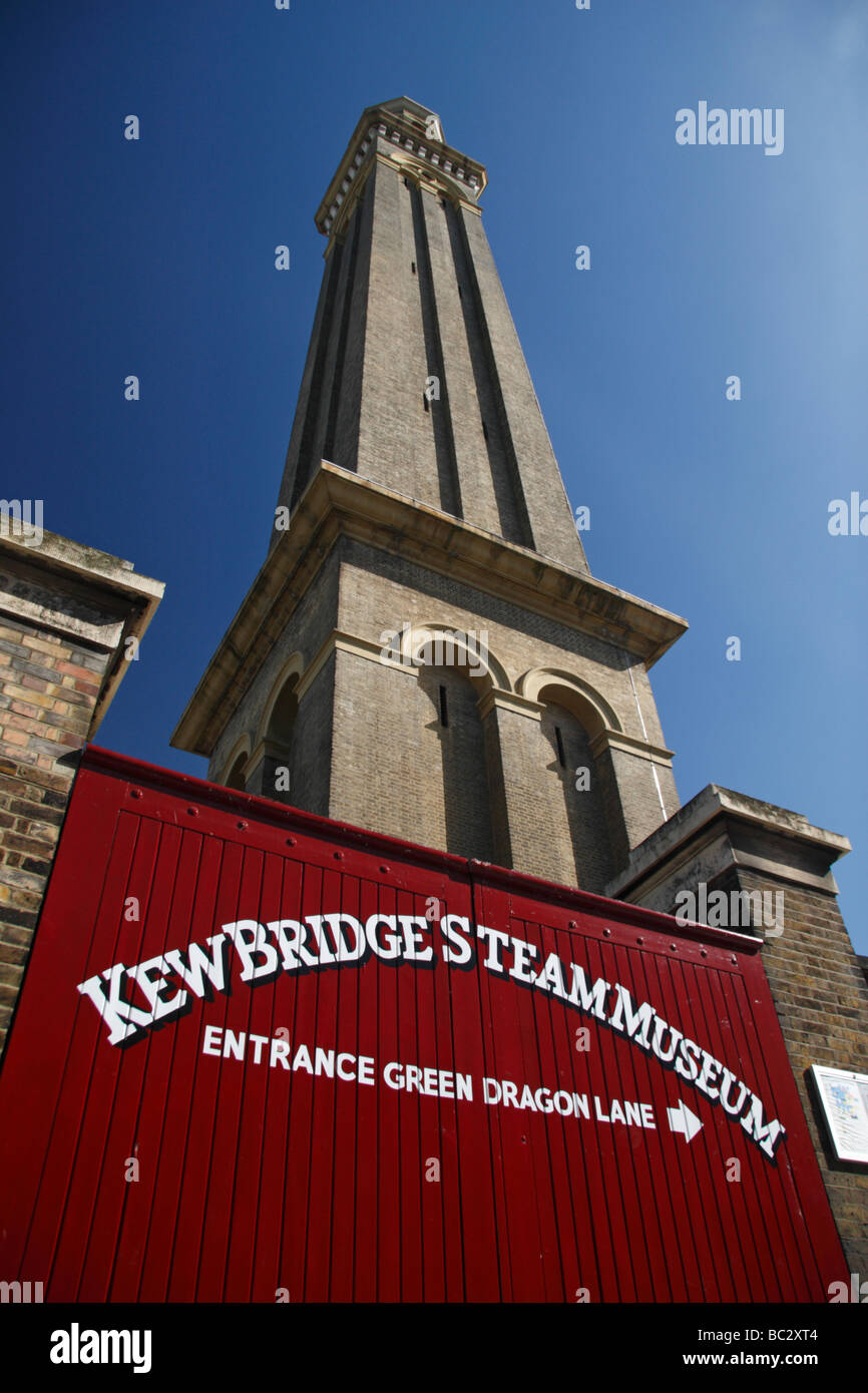 Il tubo montante Torre sopra i cancelli anteriore al Kew Bridge Steam Museum, nei pressi di Kew Bridge, Inghilterra. Foto Stock