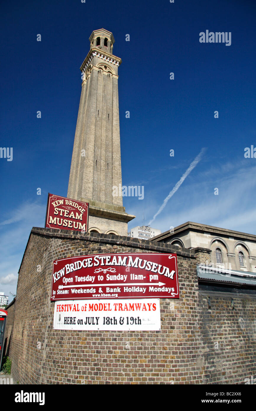 Il tubo montante torre al di sopra del Kew Bridge Steam Museum, nei pressi di Kew Bridge, Inghilterra. Foto Stock