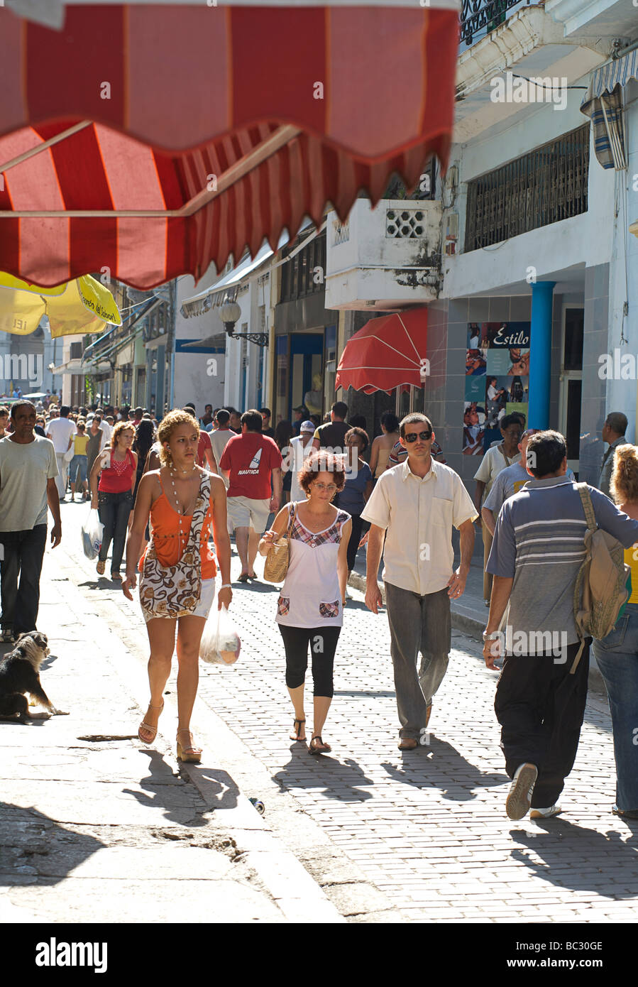 Strada trafficata scena di acquirenti sulla Calle Obispo. Strada popolare nella Vecchia Havana, Cuba Foto Stock