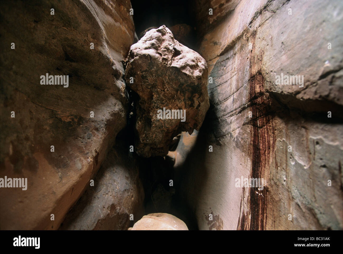 Macchie di sangue su una pietra arenaria la parete del canyon mostra il punto in cui Aron Ralston mano è stato intrappolato dalla chockstone (visto nel middl Foto Stock