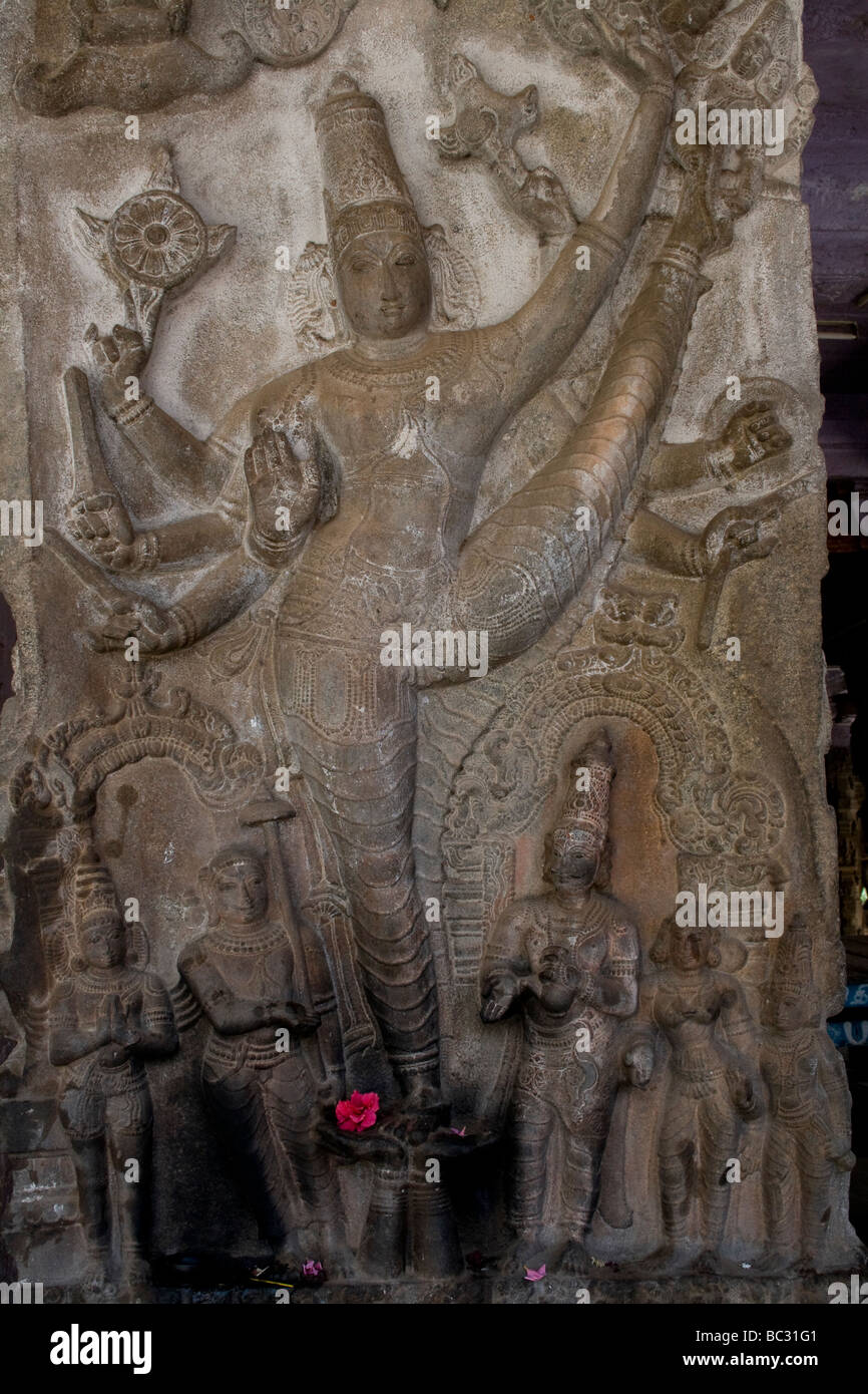 Una scultura in rilievo su un pilastro a RAMASWAMY TEMPIO IN KUMBAKONAM, TAMILNADU Foto Stock