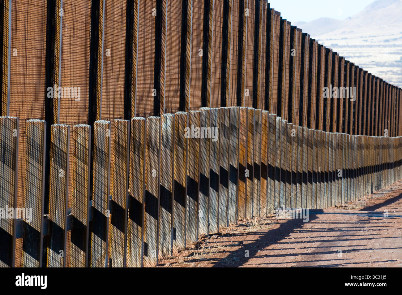 Una zona pedonale di recinzione stile corre lungo il confine messicano in Arizona. Foto Stock