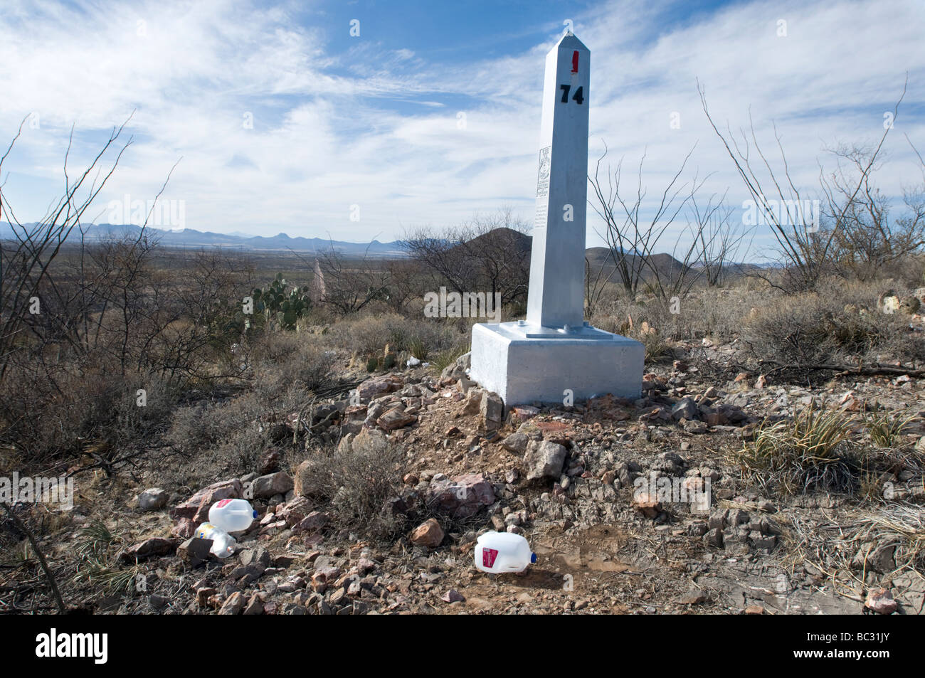 Un originale di linea-di-vista monumenti ancora sorge sulla Arizona Messico frontiera. Foto Stock
