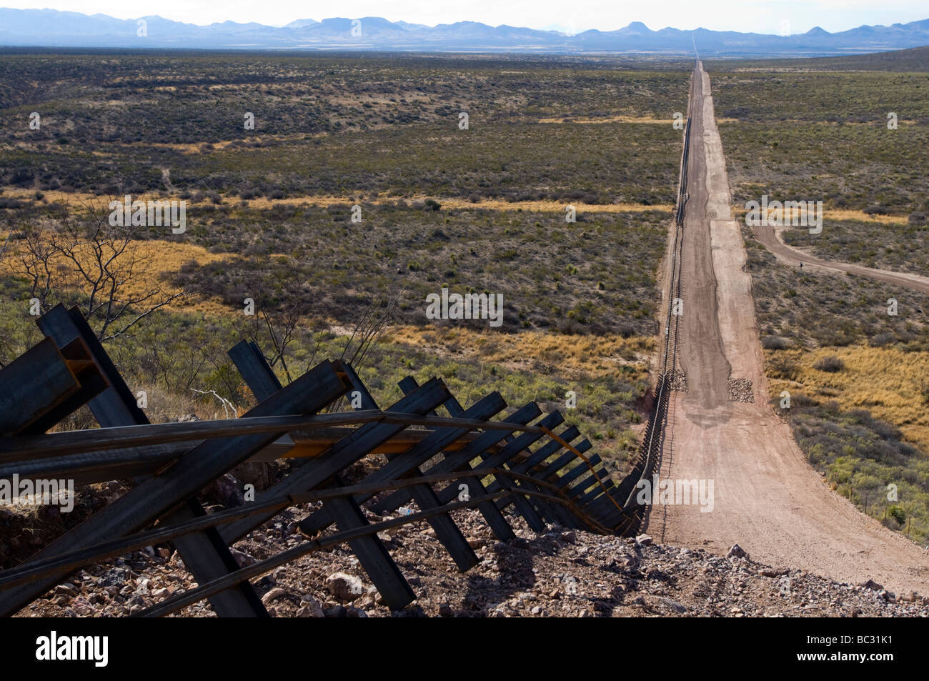La nuova Normandia-stile di recinzione di confine corre attraverso parti di orientale in Arizona. Foto Stock