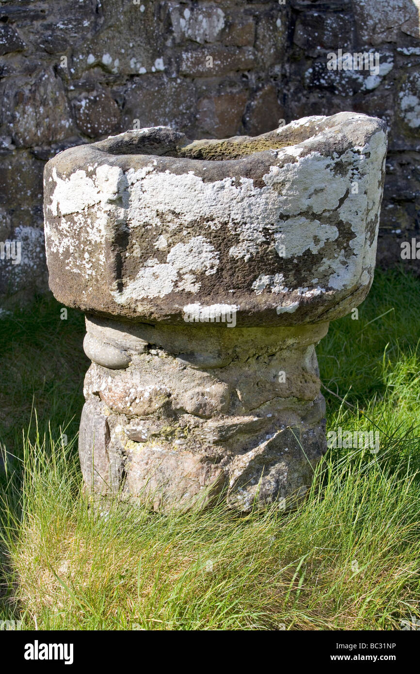Tardo Medioevo font trovato a cappella Kilchiaran, Islay Foto Stock