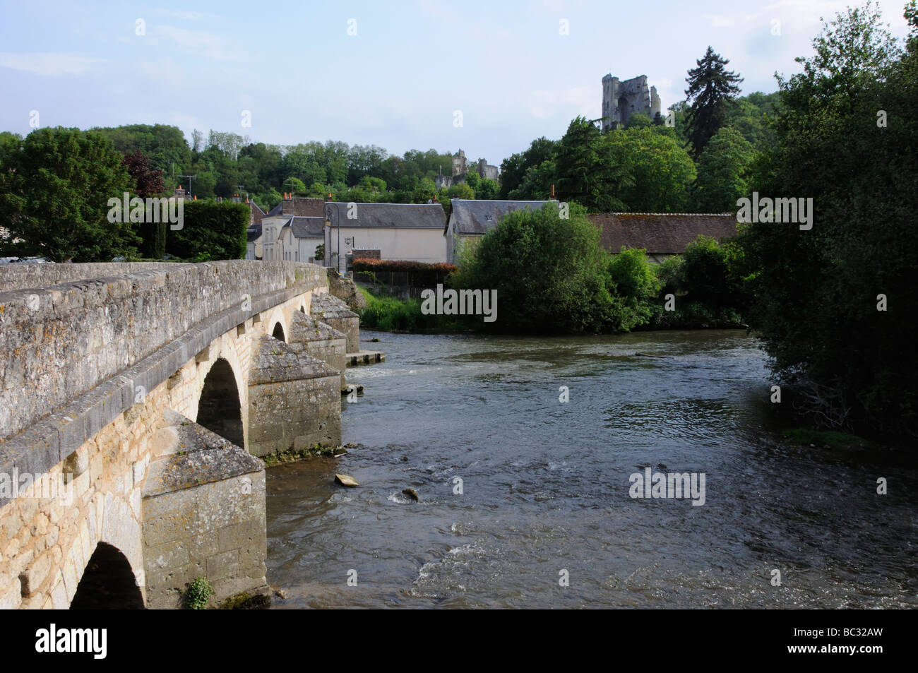 Il ponte sul fiume Loir a Lavardin, Loir et Cher, Centre, Francia. Foto Stock