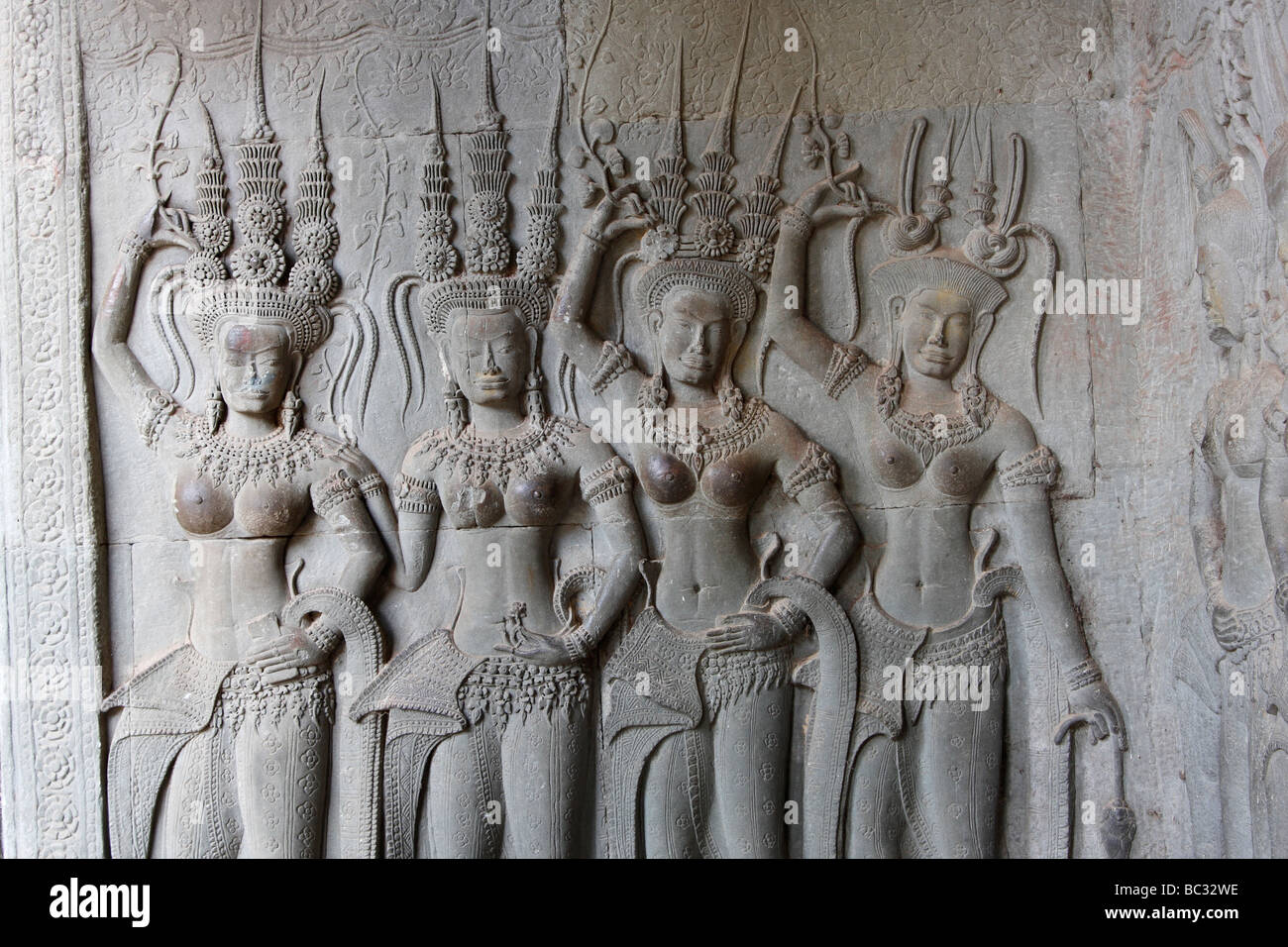 [Bassorilievo] di devata figure sul muro di pietra di [Angkor Wat] rovine di templi, Cambogia Foto Stock