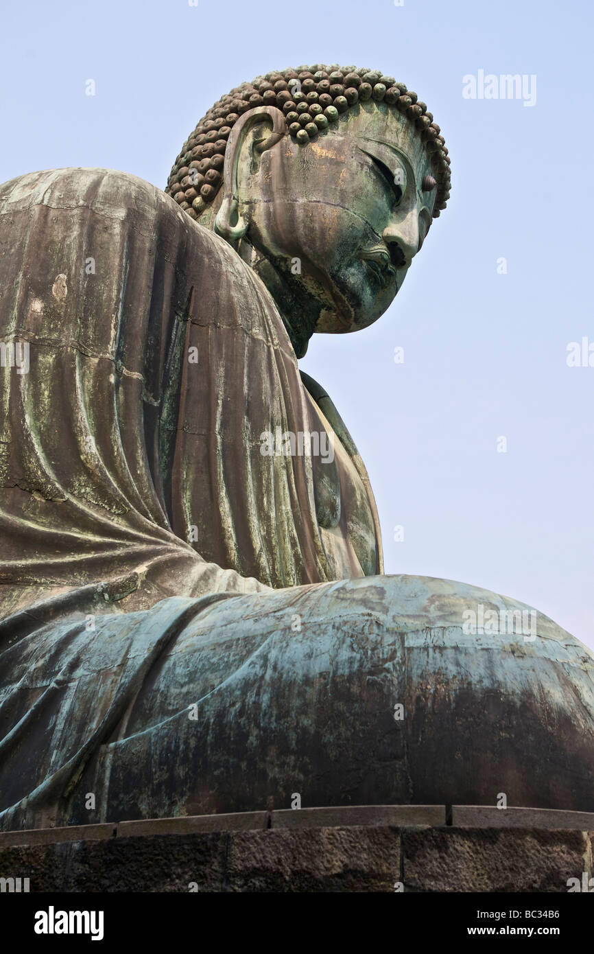 Daibutsu, il Grande Buddha, a Kamakura, il Giappone è stato colato nel 1252 D.C. Foto Stock