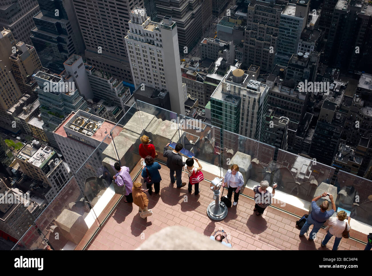 I turisti in cima al Rockefeller Center di New York. Foto Stock