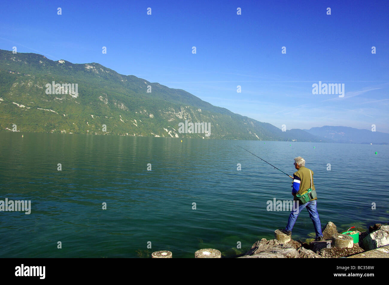 Abbazia di Hautecombe dal 'Lac du Bourget" ("Lago del Bourget") (73) pescatore Foto Stock