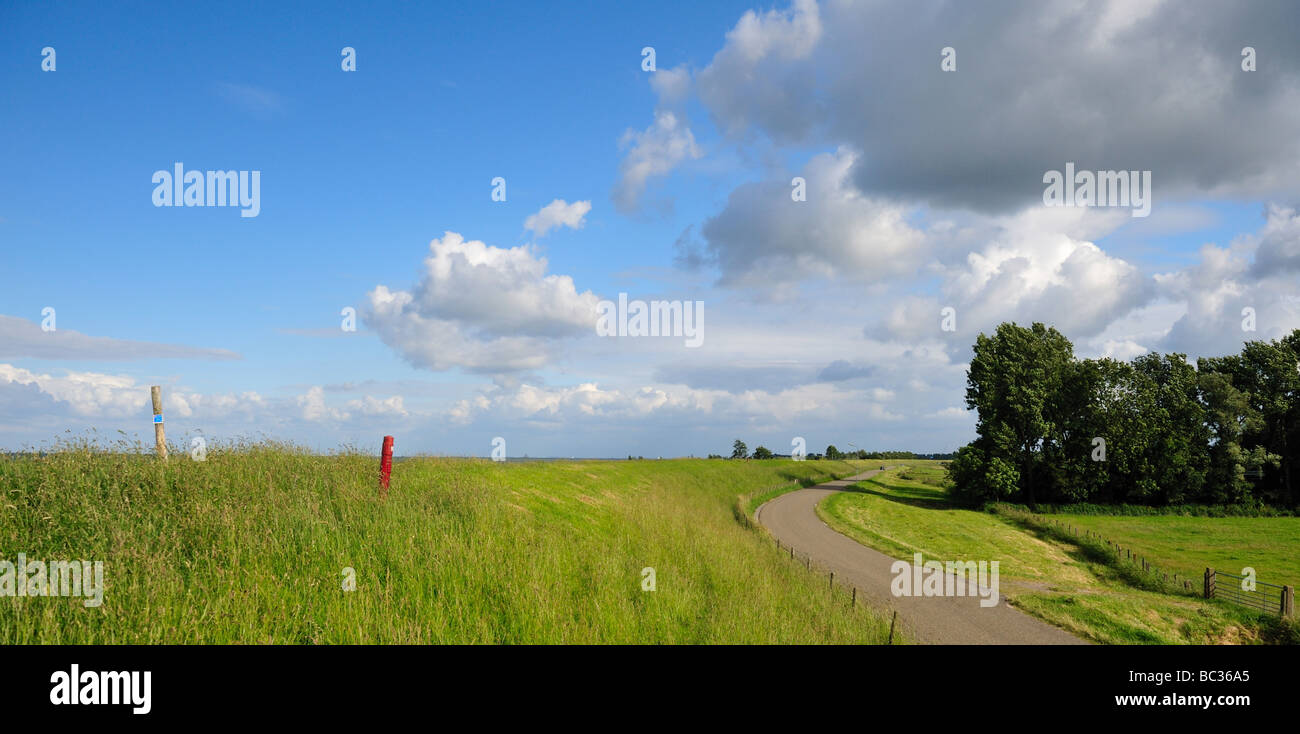 Tipico paesaggio olandese lungo la diga del lago IJsselmeer nei Paesi Bassi Foto Stock